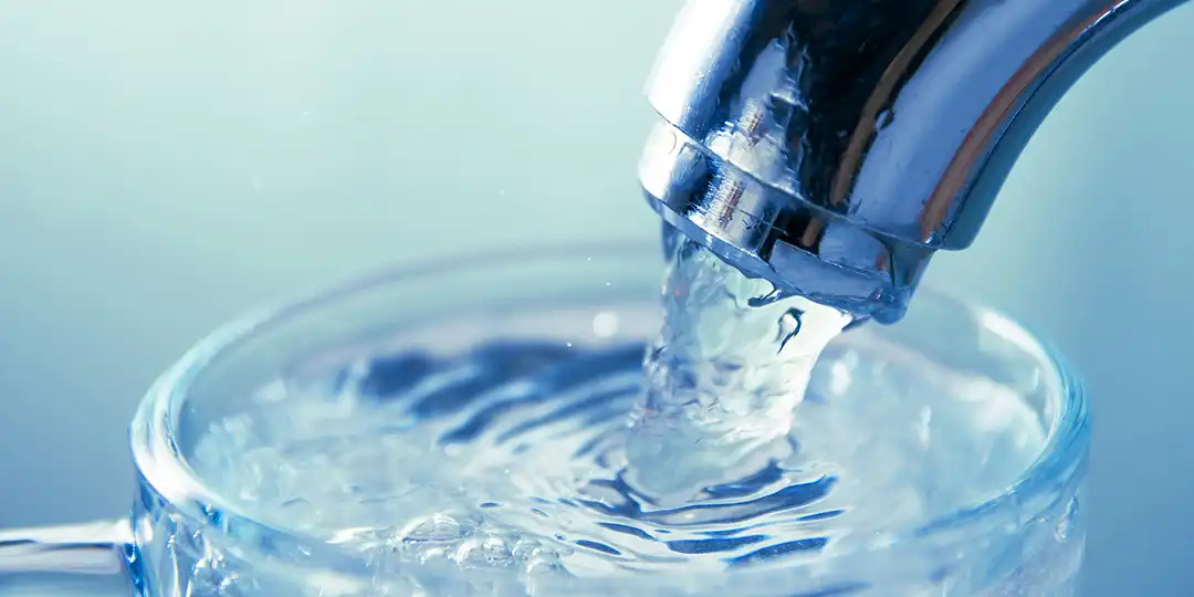 puff_prices_and_registration Close-up of water running from a tap into a glass – symbolising sustainable water solutions and resource efficiency at Sweden Water Expo.