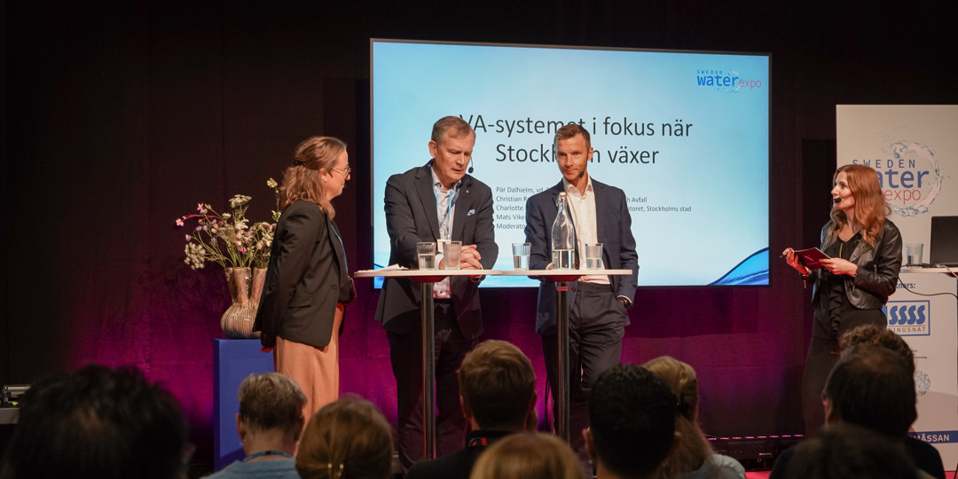 swe2026-19.jpg Frv:<br />
Charlotte Persson, planchef, Stadsbyggnadskontoret, Stockholms stad<br />
Christian Rockberger, vd, Stockholm Vatten och Avfall<br />
Pär Dalhielm, vd, Svenskt Vatten<br />
Caroline Szyber, moderator<br />